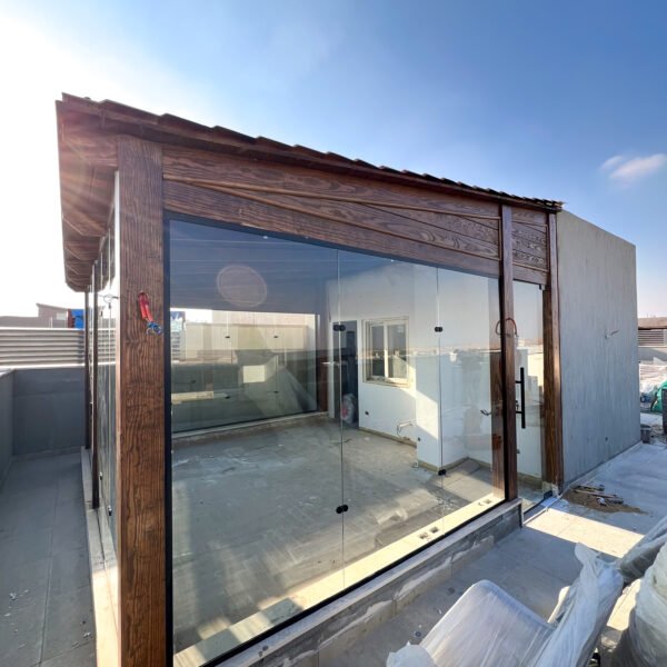 تصميم وتنفيذ غرف خشبية بزجاج سيكوريت لمسة من الفخامة للمساحات الداخلية