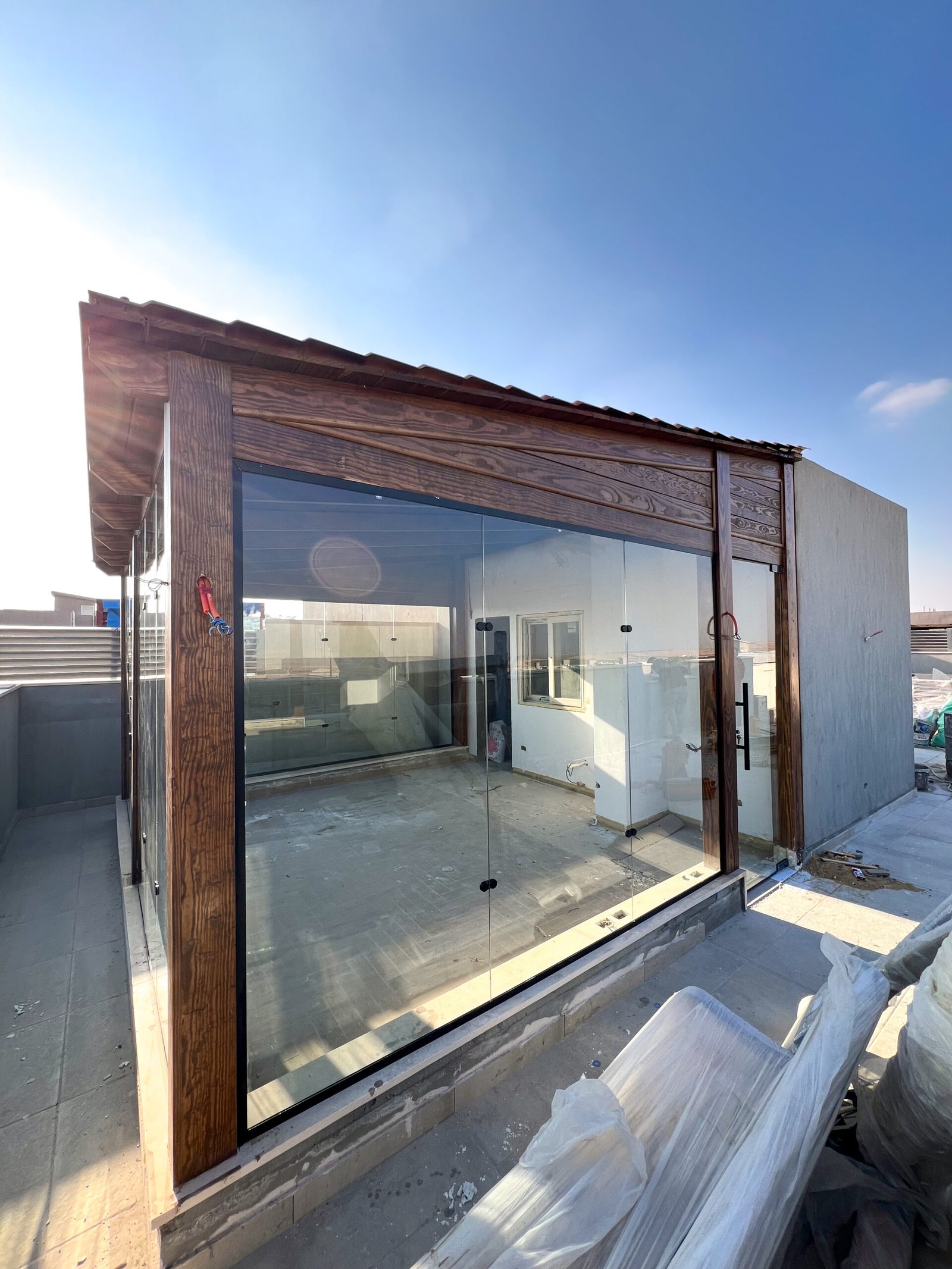 تصميم وتنفيذ غرف خشبية بزجاج سيكوريت لمسة من الفخامة للمساحات الداخلية