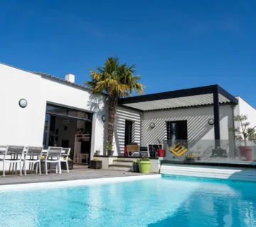 لماذا تُعد التندات الألومنيوم الثابتة من العزيزية الاختيار الذكي لمنزلك